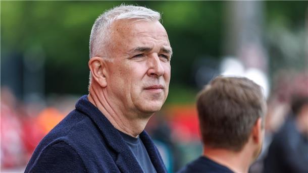 Rassismus im Testspiel: Union distanziert sich von Fan Union-Präsident Dirk Zingler distanziert sich klar von den rassistischen Rufen eines Fans.