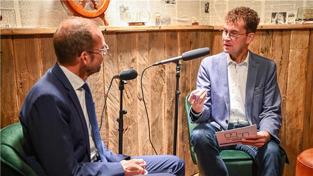 Zwei Männer in einem Interview. 