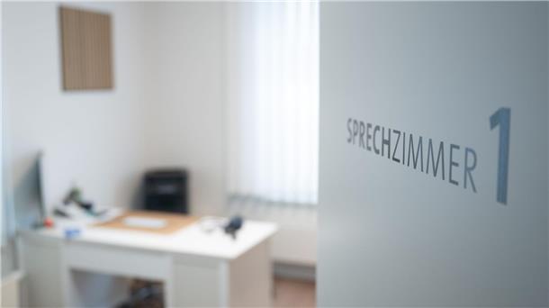 Gezieltere Arzttermin-Vergabe durch Anreize? Union und SPD wollen ein verbindliches System einführen, bei dem Patientinnen und Patienten in eine Hausarztpraxis gehen, die sie bei Bedarf an Fachärzte überweist. (Symbolbild)