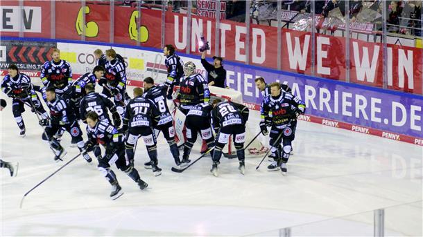 Eishockeyspieler der Fischtown Pinguins vor dem Spiel.