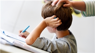 Unklar ist in diesem Fall von möglicher Kindeswohlgefährdung die Frage, wie das Kokain in den Körper des Kindes gekommen ist (das Foto zeigt nicht den tatsächlich betroffenen Jungen). Eine direkte Verabreichung ist wohl auszuschließen, das Kind würde dann gesundheitliche Auffälligkeiten zeigen. Möglich ist die Kontamination über zum Beispiel eine Tischplatte oder auch verunreinigte Geldscheine.