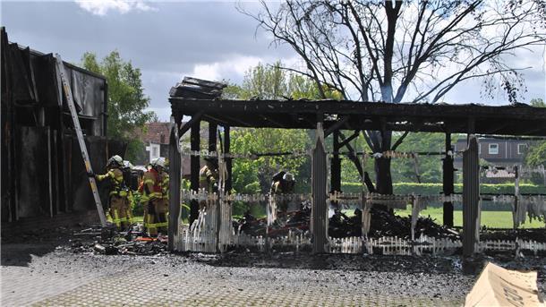 Unmittelbar vor dem völlig ausgebrannten Fahrradlager befand sich das Hauptgebäude des Fahrradhändlers. Ein Übergreifen der Flammen darauf konnte die Feuerwehr verhindern.