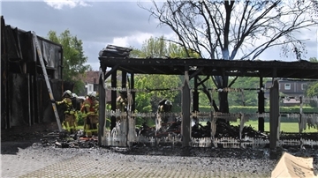 Unmittelbar vor dem völlig ausgebrannten Fahrradlager befand sich das Hauptgebäude des Fahrradhändlers. Ein Übergreifen der Flammen darauf konnte die Feuerwehr verhindern.