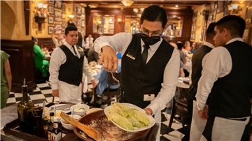 Unsaubere Küchen, verdorbene Speisen – und kaum Transparenz? So steht es um die Hygiene in deutschen Restaurants.