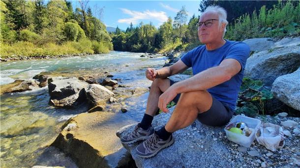 Nordenhamer radelt mit Rad von München nach Rom: Alpen sind bereits überquert Unser Autor gönnt sich an einem Gebirgsfluss eine Mittagspause.