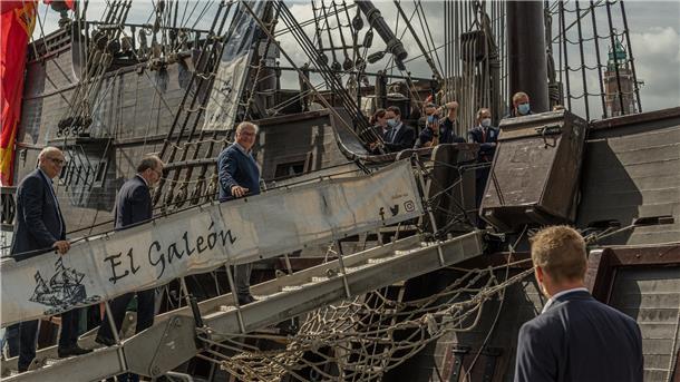 So magisch fotografieren unsere Influencer die Maritimen Tage Unser Bundespräsident entert lachend das Schwimmende Museum „El Galeon“.
