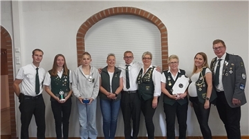 Unser Foto zeigt links den 2. Vorsitzenden Daniel Stemmermann mit den erfolgreichen Schützinnen und Schützen des Herbstschützenfestes.