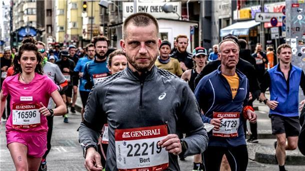 Unser Reporter Bert Albers passiert am 3. April beim Berliner Halbmarathon den "Checkpoint Charlie". Dass ihm da schon 17 Kilometer in den Knochen stecken, ist nicht zu übersehen.