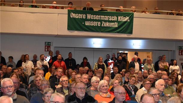 Menschen in der vollbesetzten Friedeburg in Nordenham bei der Info-Veranstaltung zur Helios-Klinik.