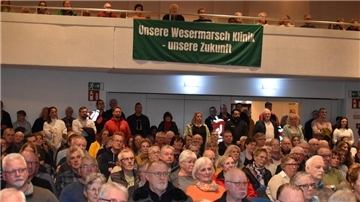 Menschen in der vollbesetzten Friedeburg in Nordenham bei der Info-Veranstaltung zur Helios-Klinik.