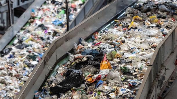 Der Weg des Joghurtbechers: Wie Plastik recycelt wird Unsortierter Müll überwiegend aus dem sogenannten Gelben Säcken läuft in der Sortieranlage für Leichtverpackungen des Umweltdienstleistungsunternehmens Interzero über verschiedene Förderbänder.