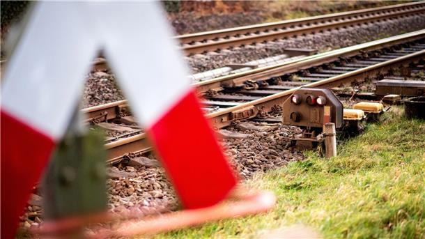 Bahn will ab diesem Jahr auf Glyphosat verzichten Unter anderem an Bahndämmen soll künftig auf den Unkrautvernichter Glyphosat verzichtet werden.