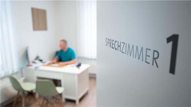 Unter anderem beim Arztbesuch wird das „Sie“ häufig weiterhin gepflegt. (Symbolbild)