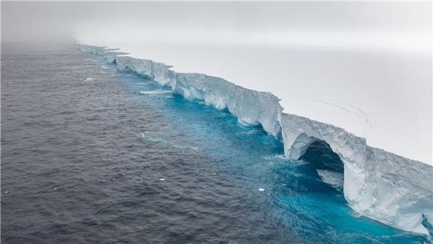 Einst größter Eisberg der Welt wohl bald verschwunden Unter anderem durch Schmelzwasser entstanden höhlenartige Vertiefungen im Eis.
