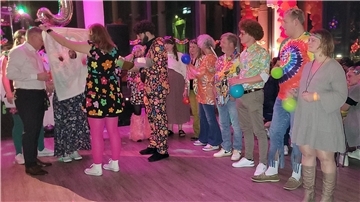 Unter anderem mit Spielen, bei denen es für die nach dem Motto des Abends gekleideten Gäste um Geschicklichkeit und Wissen ging, lockerten das Programm auf.