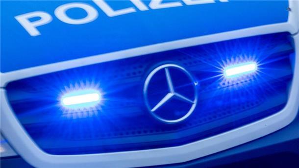 Handgemenge in der Hafenstraße: Mann schlägt Passanten mit Gürtel Ein Einsatzfahrzeug der Polizei fährt mit Blaulicht durch die Innenstadt.