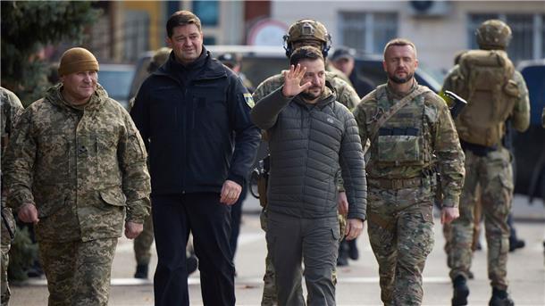 Unter dem Druck erfolgreicher ukrainischer Gegenoffensiven war die russische Armee am Freitag komplett vom rechten Ufer des Flusses Dnipro abgezogen.