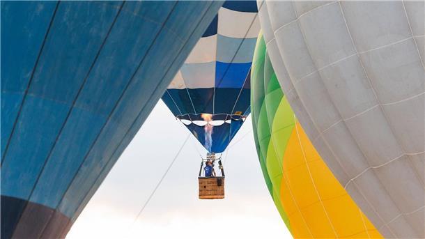 Unter dem Heißluftballon hängt ein Korb, wo sich zum Beispiel der Pilot befindet. 