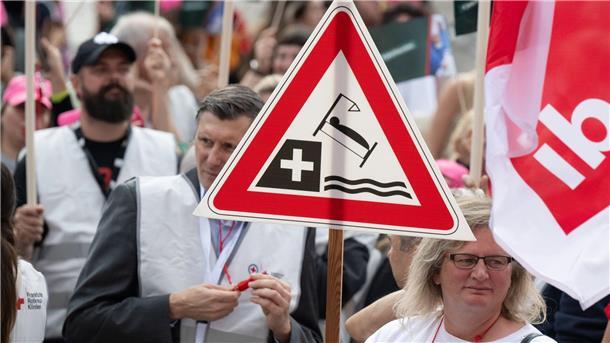 Unter dem Motto „Stoppt das Krankenhaussterben“ hat die Deutsche Krankenhausgesellschaft Kundgebungen wie hier in Frankfurt am Main geladen.