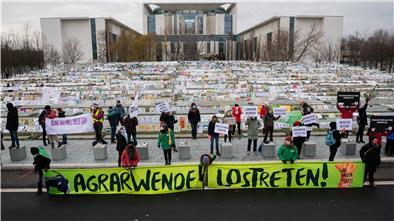 Unter dem Motto „Wir haben es satt!“ protestierte am Sonnabend in Berlin ein Bündnis aus rund 60 Organisationen und ökologisch orientierten Landwirten gegen die aktuelle deutsche Agrar- und Ernährungspolitik.