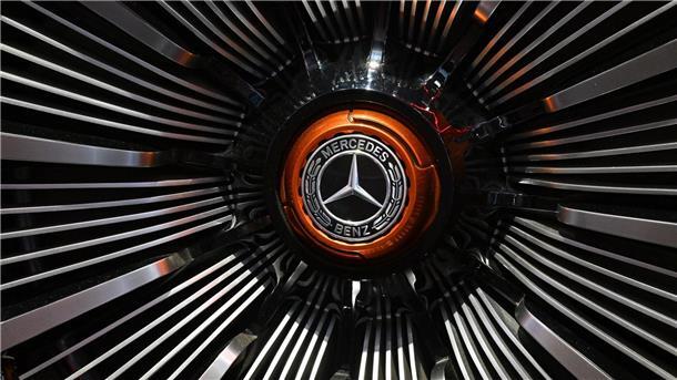 Mercedes-Benz mit deutlich schwächerem Jahresstart Unter dem Strich fuhr Mercedes-Benz im ersten Quartal mit 3,03 Milliarden Euro rund ein Viertel weniger Konzerngewinn ein.
