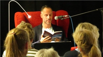 Unter dem Synonym „Daniel E. Palu“ hat Daniele Palu bereits die Krimis „Mord zur Apfelblüte“ und „Tod im Alten Land“ veröffentlicht. Sein neuestes Buch „Marconi und der tote Krabbenfischer“ ist unter seinem Klarnamen als St. Peter-Ording-Krimi bei Rowohlt erschienen. Jetzt hat er ihn in der Selsinger Samtgemeindebücherei vorgestellt. Foto: bz