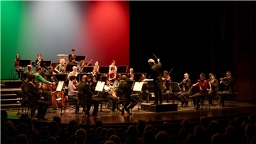 Unter den Farben der italienischen Trikolore lassen Kapellmeister Hartmut Brüsch und das Philharmonische Orchester Bremerhaven im Familienkonzert am Stadttheater mediterrane Lebensfreude schäumen: Mit der Musik und den Briefen der genialen Geschwister der frühen Romantik - Fanny und Felix Mendelssohn. Foto: Masorat - f