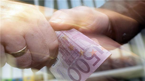 Unter der Hand: Ein 500-Euro-Schein wechselt den Besitzer (Symbolbild).