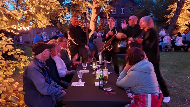 Unter freiem Himmel gemütlich zusammensitzen und dabei Livemusik lauschen - das soll es bei den Picknick-Konzerten geben, die NMT für dieses Jahr plant. Unser Foto zeigt eine ähnliche Veranstaltung im vergangenen August in Waddens.