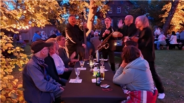 Unter freiem Himmel gemütlich zusammensitzen und dabei Livemusik lauschen - das soll es bei den Picknick-Konzerten geben, die NMT für dieses Jahr plant. Unser Foto zeigt eine ähnliche Veranstaltung im vergangenen August in Waddens.