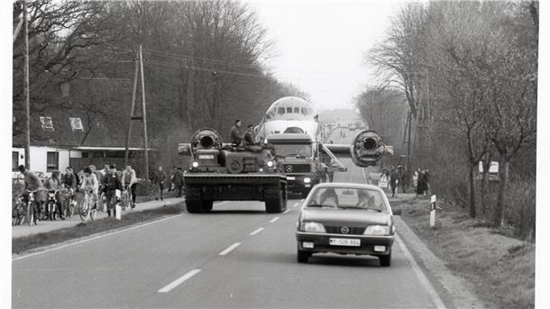 Unter großem Aufsehen wurde der Rumpf der notgelandeten Breguet Atlantic über die B 6 zum Flugplatz zurückgebracht.