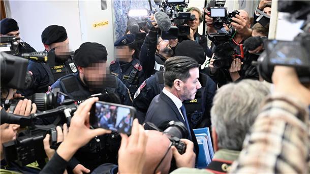 „Benko ist ein Kämpfer“ - Zwei Jahre Haft für Ex-Milliardär Unter großem Medienandrang fiel das Urteil gegen René Benko