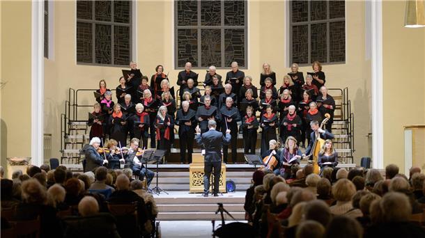 Unter Leitung von Landeskirchenmusikdirektor David Schollmeyer gab der Bach-Chor Bremerhaven sein Adventskonzert in der Großen Kirche.