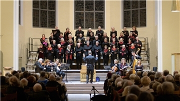 Unter Leitung von Landeskirchenmusikdirektor David Schollmeyer gab der Bach-Chor Bremerhaven sein Adventskonzert in der Großen Kirche.