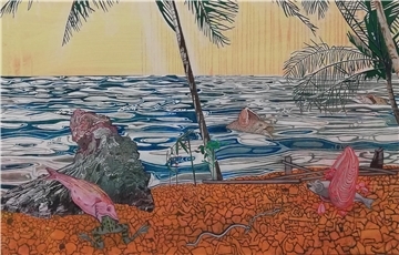 Farbenfrohe Zeichnung mit surrealer Tropenlandschaft: Im Vordergrund orangefarbener Boden mit Fischen, Frosch und Pflanzen, im Hintergrund stilisierte Wellen und Palmen vor gelbem Himmel; im Wasser schwimmen fabelartige Fischwesen.