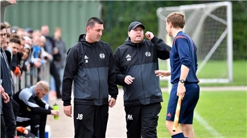 Unter Trainer Marcus Klame (Mitte) hat sich die Herrenmannschaft von SFL in der Bremenliga ganz nach oben gespielt. Jetzt will sich der „Heidjer“ mehr dem Privatleben widmen. 