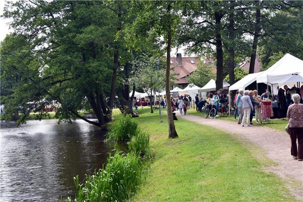 Kunst und Kultur unter Pavillondächern: Zweitägige Kunstmeile in Sittensen Unter weißen Pavillondächern entlang des Mühlenteiches präsentierten die Kunstschaffenden ihre Werke.