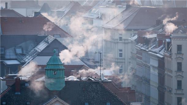 Was neue EU-Sanierungsvorgaben für Hausbesitzer bedeuten Unterhändler des Europaparlaments und der EU-Staaten haben sich im Kampf gegen den Klimawandel auf strengere Anforderungen an die Energieeffizienz von Gebäuden geeinigt.