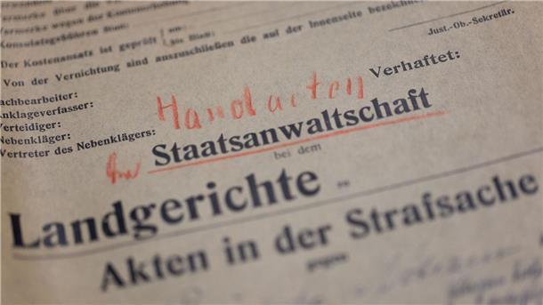 Akte über Serienmörder Peter Kürten aufgetaucht Unterlagen aus der Handakte zum Kriminalfall Peter Kürten liegen im Stadtarchiv auf einem Tisch. Die Handakte soll an die Abteilung Rheinland im Landesarchiv übergeben werden.