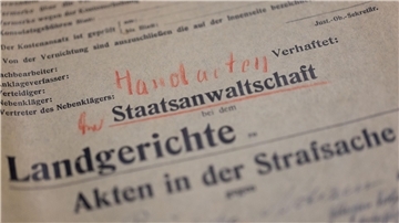 Unterlagen aus der Handakte zum Kriminalfall Peter Kürten liegen im Stadtarchiv auf einem Tisch. Die Handakte soll an die Abteilung Rheinland im Landesarchiv übergeben werden.
