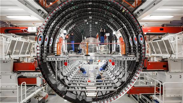 Unternehmensweit haben inzwischen mehr als 1400 Mitarbeiterinnen und Mitarbeiter von Premium Aerotec Beratungstermine für ein freiwilliges Ausscheiden gegen eine Abfindung vereinbart.