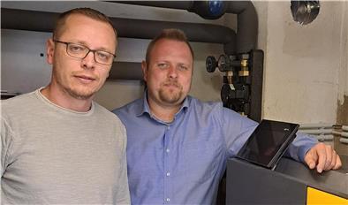 Unternehmer Johann Grossmann (l.) und Julian Hünken verbauen neben Wärmepumpen unter anderem auch Pelletheizungen. 