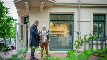 Unternehmer Sören Slowak steuert im Hintergrund, während Gabriele Böning das Gesicht des Café Stuck wird.