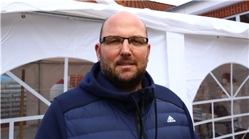 Unternehmer Stefan Franz beim Aufbau des neuen Testzentrums in Tossens.