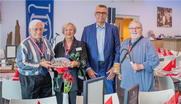 Unternehmer Thomas Beyer (3. von links) wurde mit dem Matjes-Orden ausgezeichnet. Die Verleihung übernehmen die Vereinsmitglieder Rolf Mrotzek und Barbara Riechers-Kuhlmann sowie „Salzer“ Gerd Blancke - natürlich bei Matjes. Foto: Hartmann