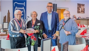 Unternehmer Thomas Beyer (3. von links) wurde mit dem Matjes-Orden ausgezeichnet. Die Verleihung übernehmen die Vereinsmitglieder Rolf Mrotzek und Barbara Riechers-Kuhlmann sowie „Salzer“ Gerd Blancke - natürlich bei Matjes. Foto: Hartmann