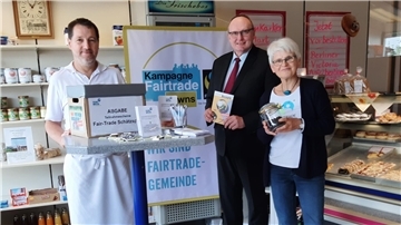 In einer Bäckerei in Stadland werben 3 Personen für Fairtrade.