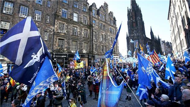 Unterstützer der Unabhängigkeit Schottlands nehmen an einer Demonstration in Edinburgh teil.