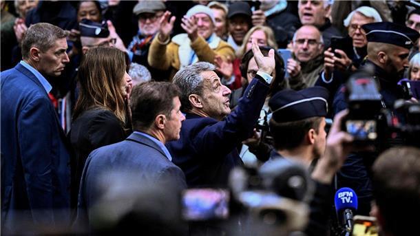 Sarkozy tritt Haft in Paris an Unterstützer, Freunde und Nachbarn warteten auf Sarkozy, als dieser zum Gefängnis aufbrach.