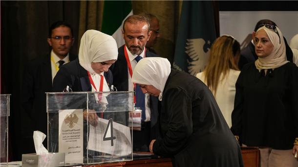 Syriens Parlamentswahl: Kaum Frauen und Minderheiten gewählt Unterstützer sehen die Wahl als Erfolg im politischen Umbruch in Syrien.